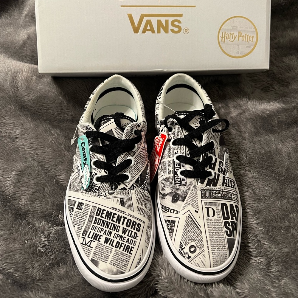 Nwt Harry Potter Daily Prophet Comfycush shoes. Women’s size 7 mens size 5.5